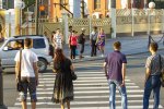 В Запорожье взбешённый шумахер напал на прохожего с кулаками: "долго" переходил улицу