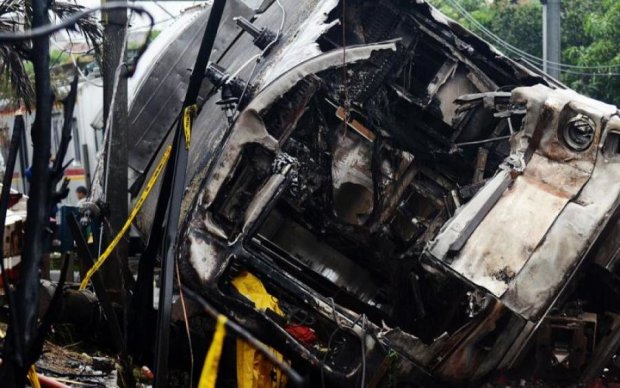 Пассажирский поезд слетел с рельсов: десятки погибших