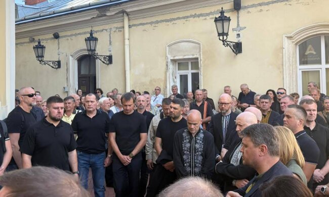 Вторые сутки к собору Святого Юра во Львове – бесконечный поток людей, пришедших попрощаться с Андреем Парубием