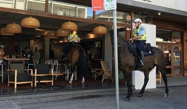 Австралійський коп заїхав в бар на коні (фото)