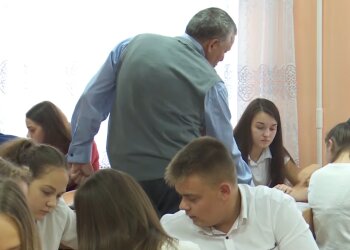 Робота шкіл, кадр з відео
