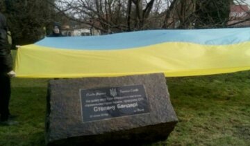 У Рівному встановили наріжний камінь на честь Бандери