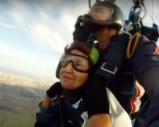 Російська пенсіонерка на своє 80-річчя вистрибнула з літака
