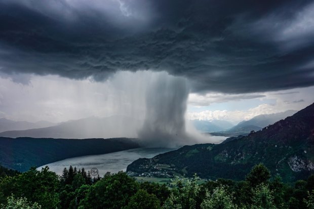 Цунами с небес: альпинисту удалось сфотографировать потрясающий редкий шторм