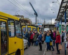 Средь бела дня: киевлянина похитили прямо на остановке