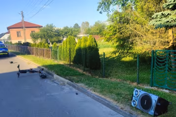 Підліток на електросамокаті з музичною колонкою, ілюстративне фото