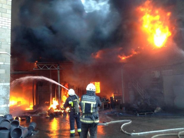 У Дніпрі палає бізнес-центр, пожежники і медики мчать зі всього міста: перші подробиці і кадри жахливої НП