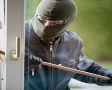 В Гостомелі з будинків почали масово красти вікна