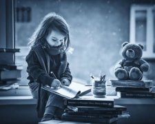 Сквозь слезы: миру показали, что малышка несколько лет писала умершему дедушке