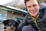 Комаров подорожує