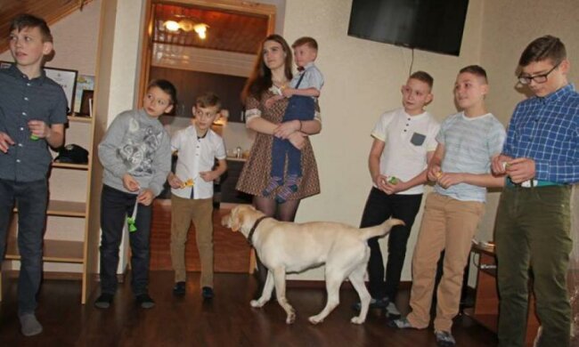 13 детей на руках: коп поразила настоящей силой украинской женщины