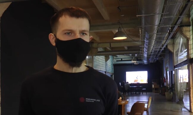 Семья из Франковска нашла способ обойтись без пластиковых пакетов и экономить на покупках: за лишние 2 гривны не ссорятся