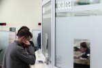 Люди платять через банк