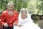 Китайське подружжя уперше сфотографувалося на дубовому весіллі