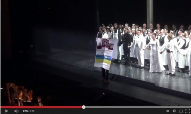 Антипутинский плакат вынесли на сцену Метрополитен-Опера