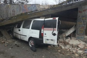 На Львовщине автомобиль влетел в остановку
