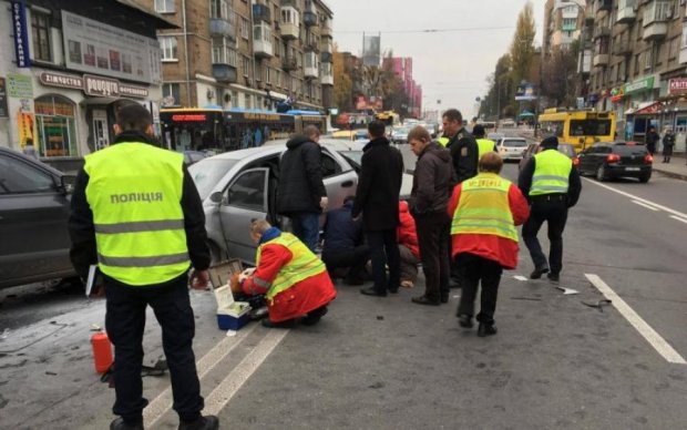 Людей зажало между авто: в Киеве произошло кровавое ДТП с пострадавшими 