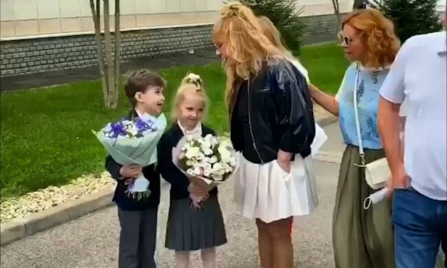Автобус з охороною, басейн і тенісний корт: в яких школах навчаються діти зірок і скільки це коштує