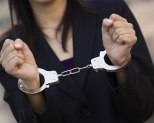 У Львові спіймали працівницю податкової з цілим пакетом податків