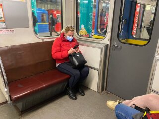 Мобільний телефон, українці, метро, ​​фото: Знай.ua