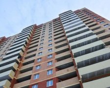Дворічна дівчинка дивом врятувалася після падіння з п'ятого поверху
