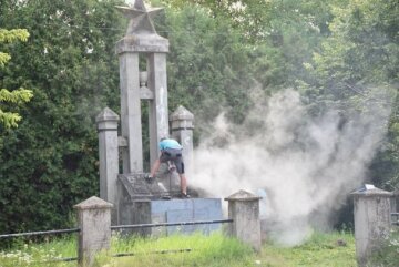 Пам'ятник у Польщі, фото: вільне джерело