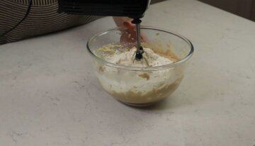 Фруктовый кекс с вишней и ананасом: фото скрин Ютуб