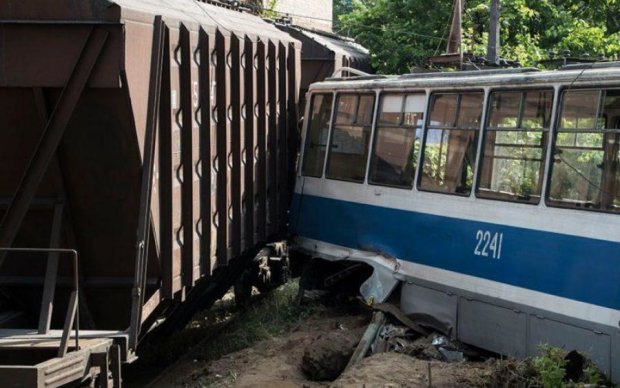 Кровавое ДТП в Днепре: трамвай протаранил "товарняк"
