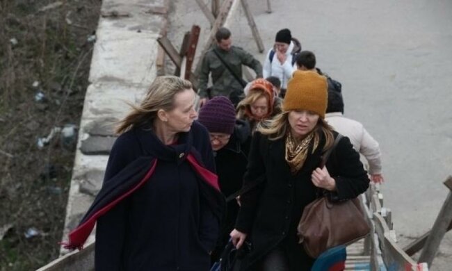 Опубліковані кадри візиту родичів українських полонених в окупований Луганськ