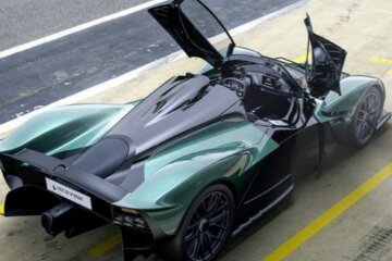 Aston Martin Valkyrie Spider. Фото: CarBuzz