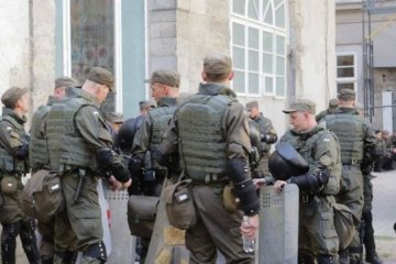 К мэрии Львова направили войска