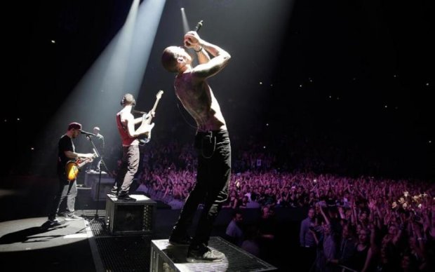 Дочка відомого музиканта зворушила піснею про батька та вокаліста Linkin Park