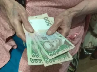 Скасування доплати до пенсії: гроші в руках пенсіонера