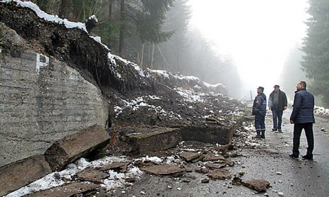 Дорогу на Закарпатье засыпали бетонные блоки (фото)