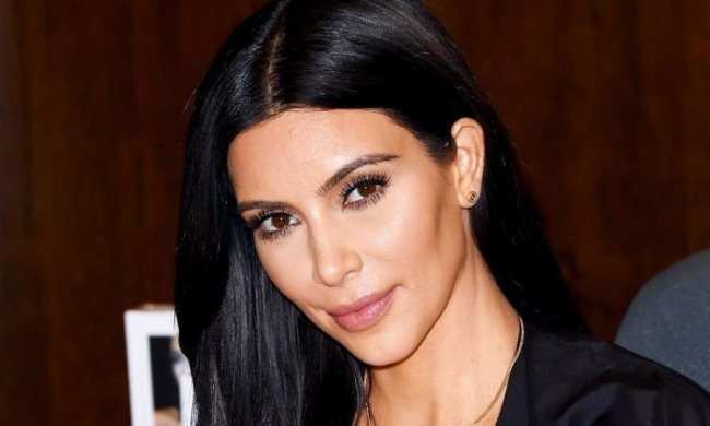 Напівгола Кардашьян повикручувала собі ноги: фото