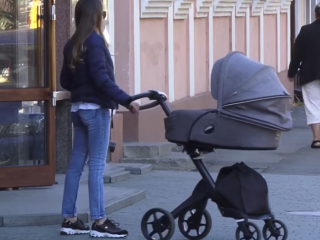 Українка з дитиною. Фото: скрін youtube