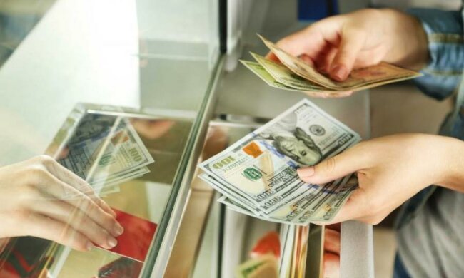 Курс валют на 24 серпня: долар доведе українців до істерики