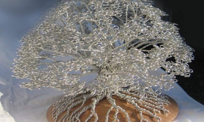 Художник-скульптор створює копії дерев з дроту (фото)