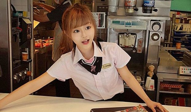 Сеть заинтриговала необычная работница тайваньского McDonald's (фото)