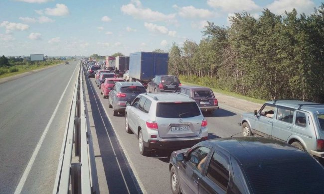 Дніпрян маринують у пекельних заторах: рух паралізовано, водії не стримують емоцій
