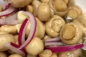 Маринованные шампиньоны, кадр из видео