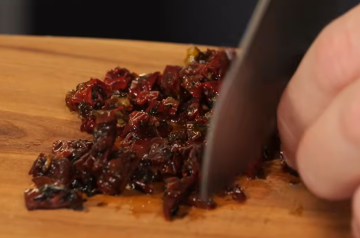 Салат из скумбрии и риса, кадр из видео