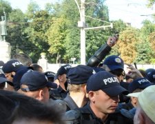 Яйця та сльозогінний газ: як у Молдові День незалежності святкували