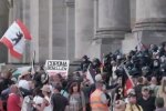 Взбешенные протестующие с боем прорывались к зданию парламента — полиция не сдерживалась
