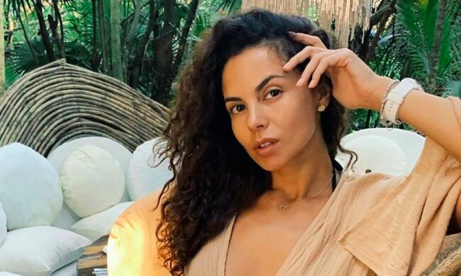 Настя Каменських в спокусливому міні показала, з чого починається понеділок, справжня красуня