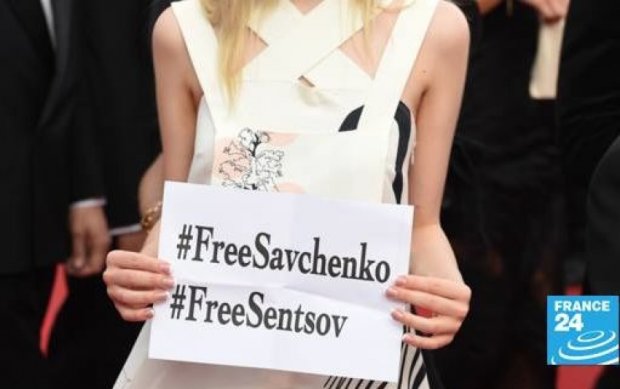  Українська актриса в Каннах розгорнула плакат на захист Савченко та Сенцова