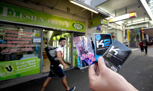 Нідерландські вчені накурили "спайсами" 17 добровольців: що з цього вийшло