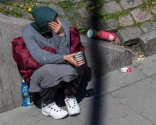 Прячьте кошелек: в Украине новая мода на бабушек-христарадниц
