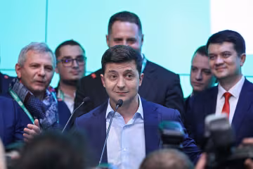 Головне за ніч: сюрприз Зеленського бюджетникам, останні кадри з Шереметьєво та фатальна ДТП у Карпатах
