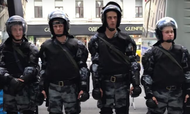 Российские силовики. Фото: скрин youtube